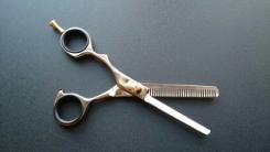  Hairdressing scissors-serrated. 